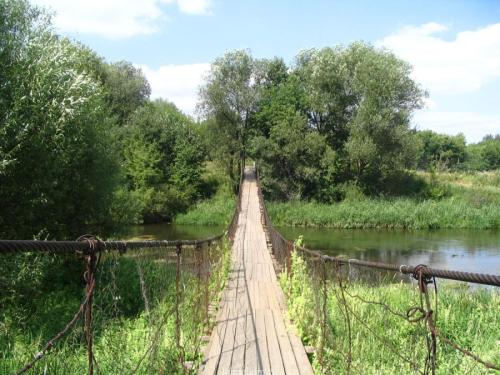 Река Варя и висячий мост