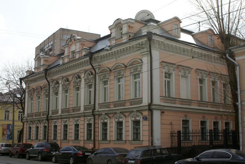 № 24 — особняк Толоконникова, построенный в 1803 году в стиле классицизма. В 1867 году флигели и фасады переделали и украсили декором