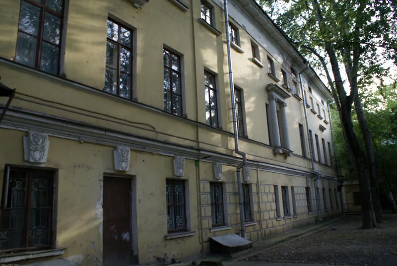 № 32/2 стр.1дом Охотникова, XVIII—XIX вв., построен заново вскоре после пожара 1812 года; здание много раз перестраивалось.
