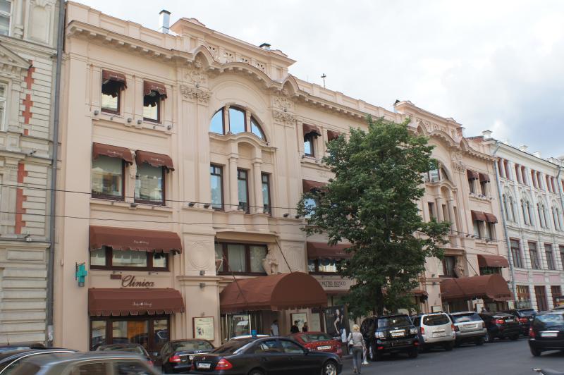 № 13 — один из старейших и известнейших магазинов Москвы «Петровский пассаж» (1906, архитекторы Б. В. Фрейденберг и С. М. Калугин)