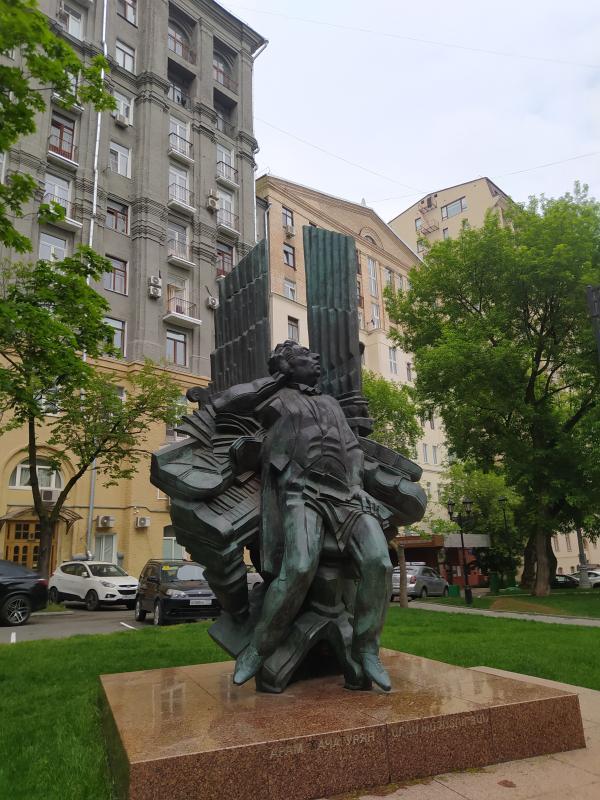 В сквере между домами № 6 и 8/10 в 2006 году установлен памятник Араму Хачатуряну (скульптор Георгий Франгулян)