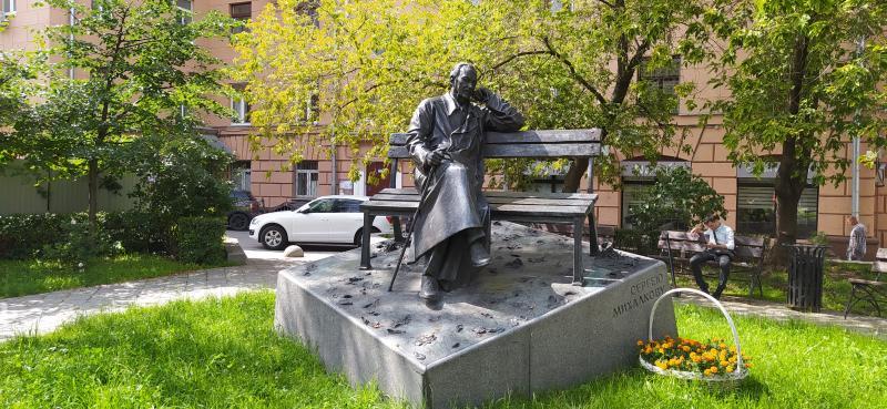Памятник Михалкову